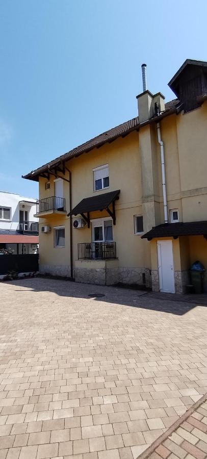 Levendula Apartmanhaz Hajduszoboszlo Luaran gambar